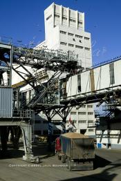 Image du Maroc Professionnelle de  Pour une distribution nationale le chargement du blé au quai des Doc Silos au port de Casablanca se fait grâce à des installations modernes versant le blé en grain directement dans le camion, cette opération automatique gérée par la centrale des doc silos. 31 Décembre 2003. (Photo / Abdeljalil Bounhar)